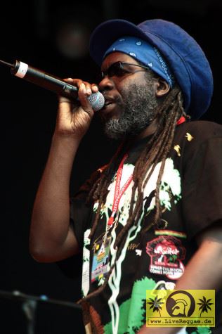 Macka B (UK) with The Royal Roots Band 13. Chiemsee Reggae Festival - Übersee - Main Stage 18. August 2007 (1).JPG